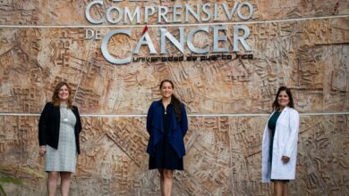 Las investigadoras Dra. Daysha Ferrer Torres y Dra. María del Mar González Pons mostrando el organoide en el Laboratorio de Ingeniería de Tejidos Humanos del Centro Comprensivo de Cáncer UPR.