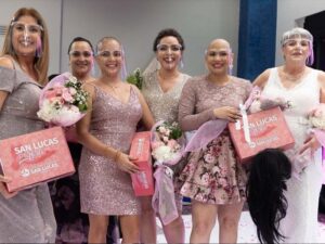 Pacientes de cáncer de seno celebran la vida en el Centro Médico Episcopal San Lucas