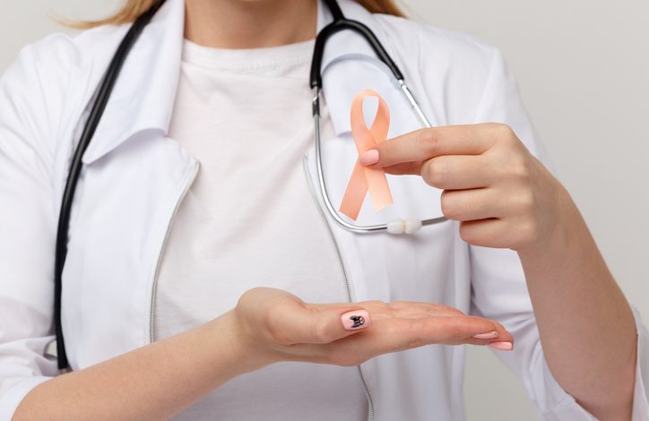 La leucemia es un tipo de cáncer de la sangre que comienza en la médula ósea, el tejido blando que se encuentra en el centro de los huesos, donde se forman las células sanguíneas.