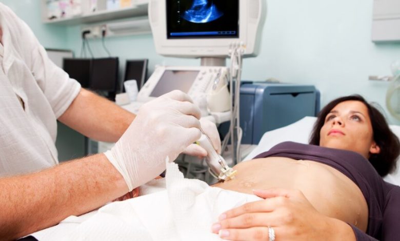 Una biopsia es la extracción de tejido de alguna parte del cuerpo para examinar en el mismo la presencia de una enfermedad.