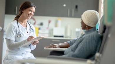 Los médicos pueden descubrir la leucemia crónica en un análisis de sangre de rutina antes de que comiencen los síntomas.