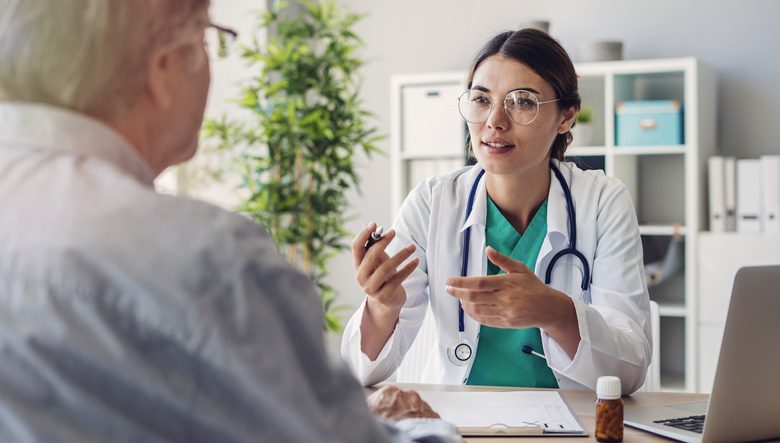 El mieloma múltiple es un tipo de cáncer que se forma en un tipo de glóbulo blanco denominado "célula plasmática".