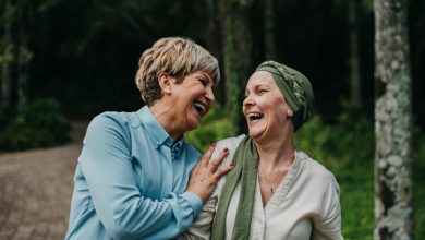 Junto con el tratamiento médico, es crucial brindar cuidados de apoyo que aborden las necesidades físicas, emocionales y sociales del paciente.