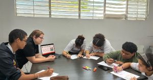 Promueven carreras en salud e investigación entre estudiantes de escuela intermedia y superior