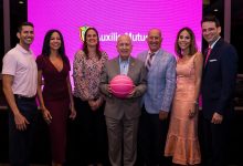 Auxilio Mutuo realizó su tradicional encendido rosa con campaña que impulsa el cuidado de la salud de la mujer