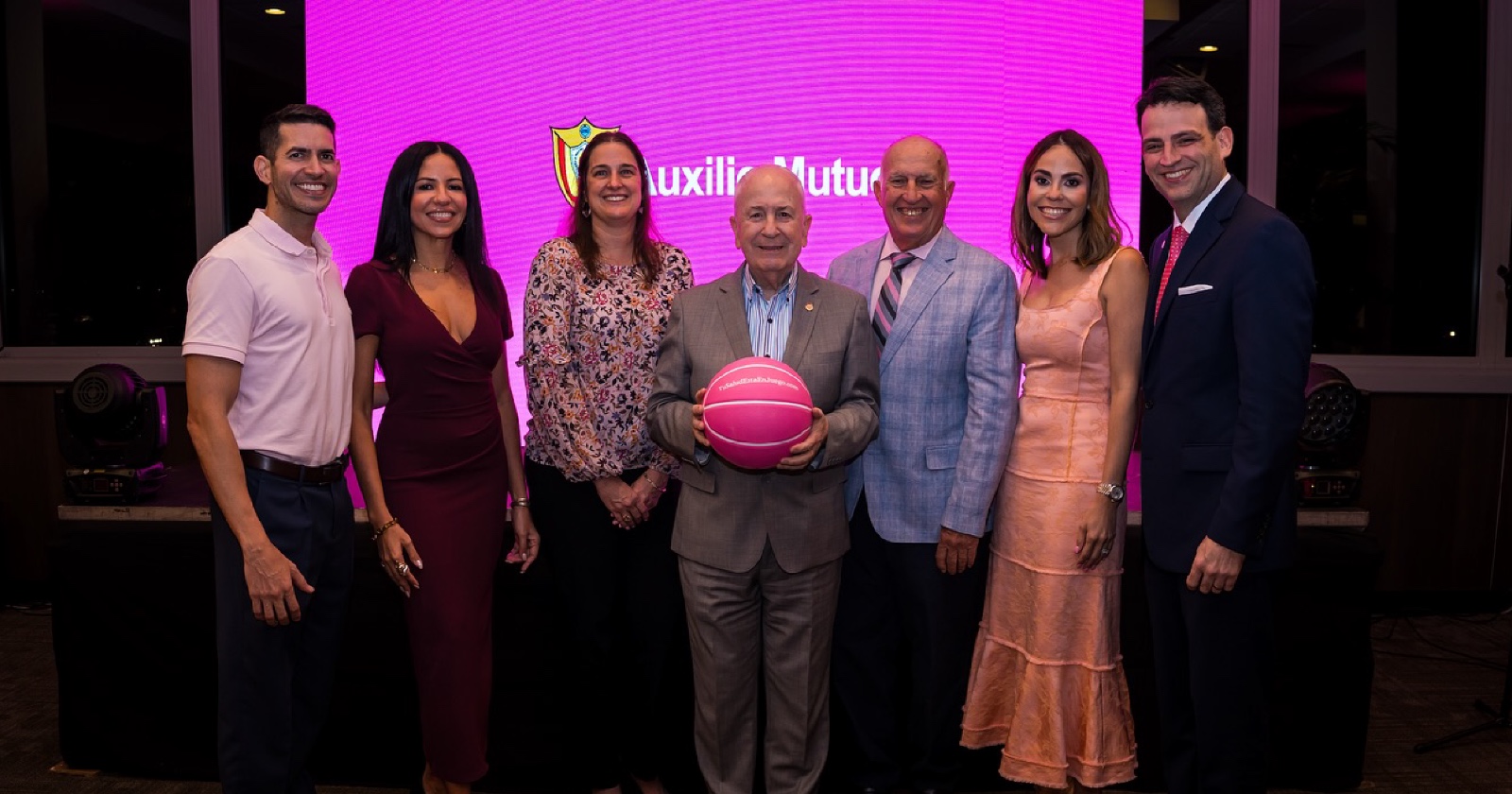 Auxilio Mutuo realizó su tradicional encendido rosa con campaña que impulsa el cuidado de la salud de la mujer