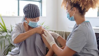 Las vacunas, conocidas como inmunizaciones, son utilizadas para ayudar al sistema inmunitario de una persona.